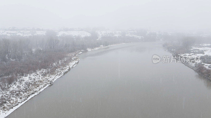 科罗拉多河冬季在流动的水上降雪的Ariel POV极端天气条件照片系列